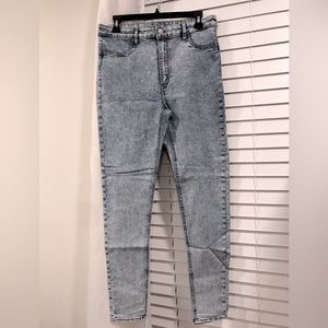 DIVIDED 80’s wash skinny jeans (worn once on set of The Goldbergs)